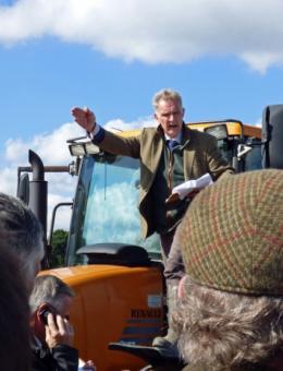 Auctioneer Simon Evans at the Crostwight sale 620x465